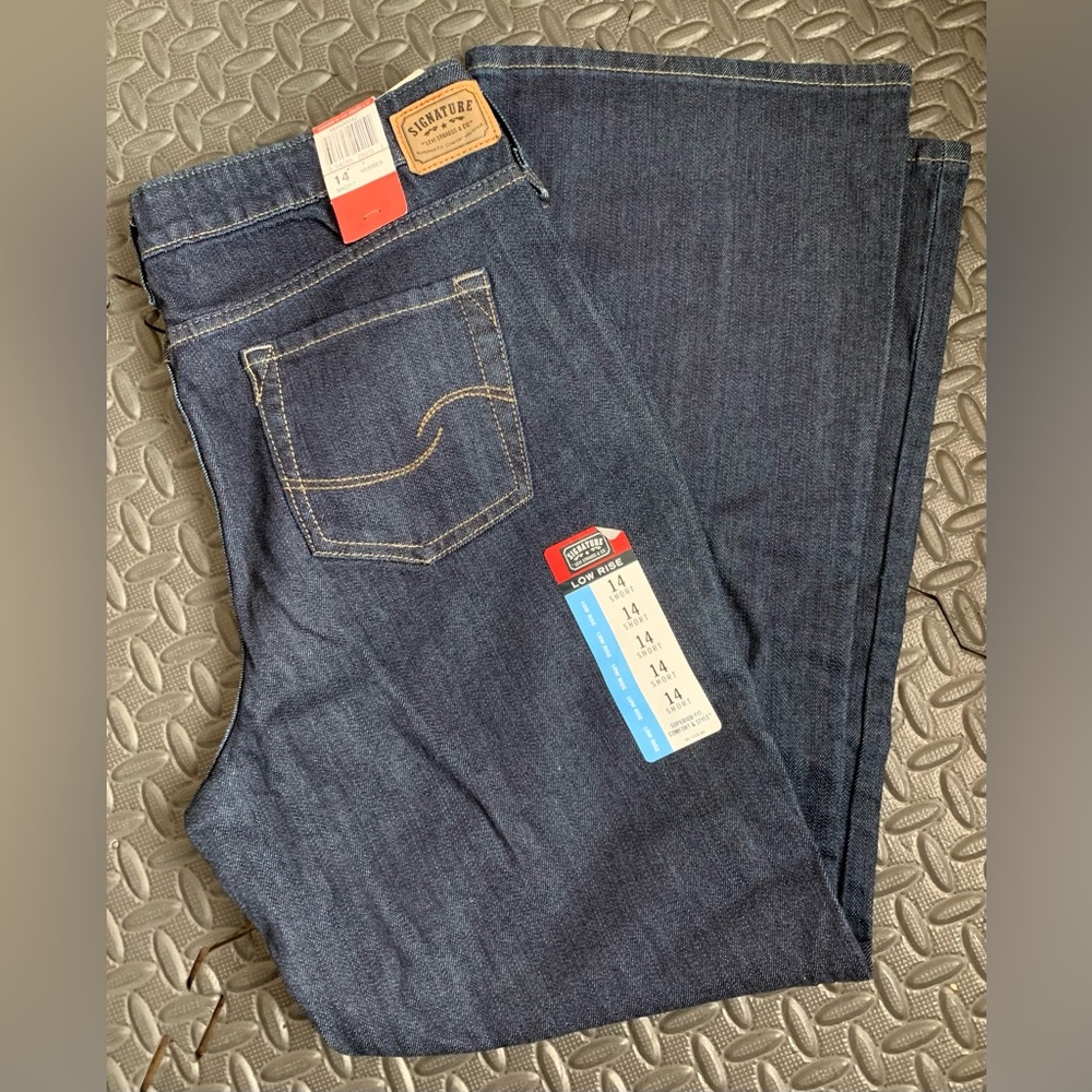 NWT Women’s Signature by Levi Strauss & Co  Short 14